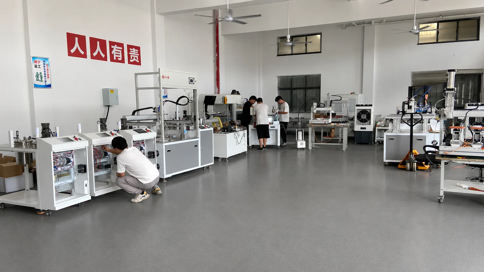 宁波以恒智能科技员工装配调试设备现场实拍